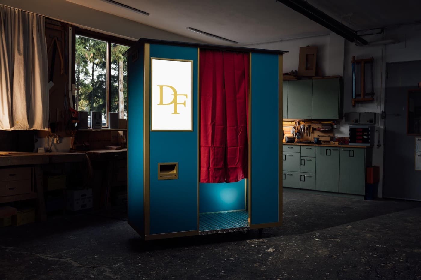 Vintage PhotoCabin in Petrol mit Messingleisten, rotem Vorhang und beleuchtetem Außendisplay