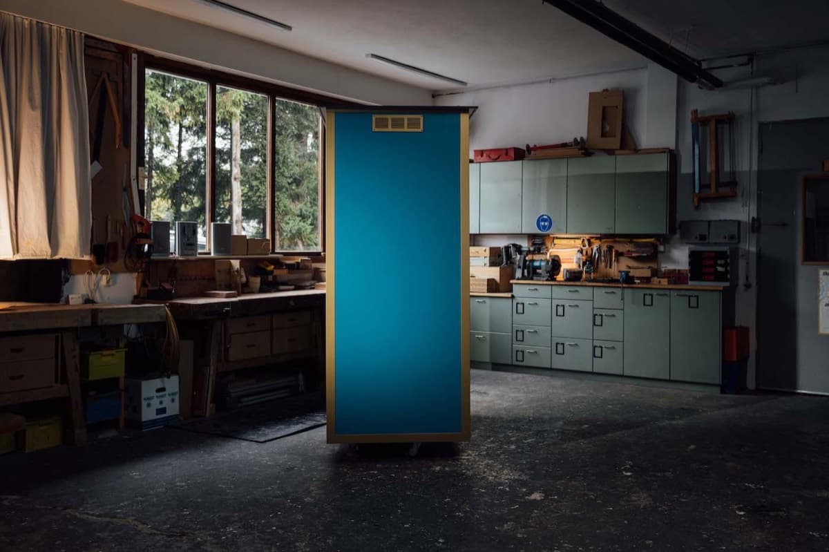 Die Fotokabine von der Seite – schmale Silhouette, so steht sie im Raum